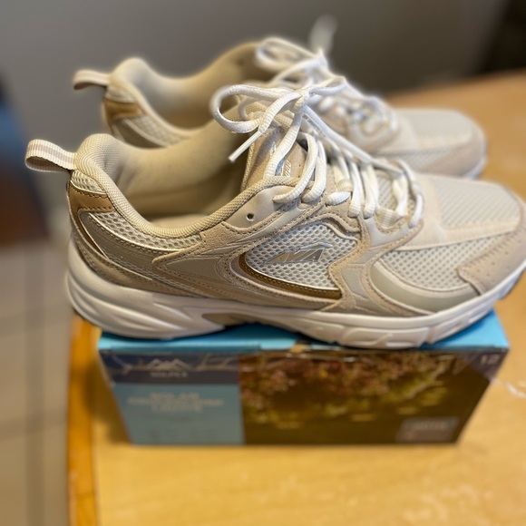 Avia Cream and White Sneakers - Picture 4 of 4